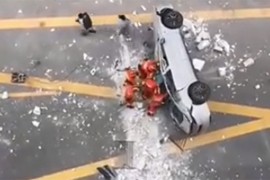 Vozilo palo sa trećeg sprata zgrade, poginule dvije osobe