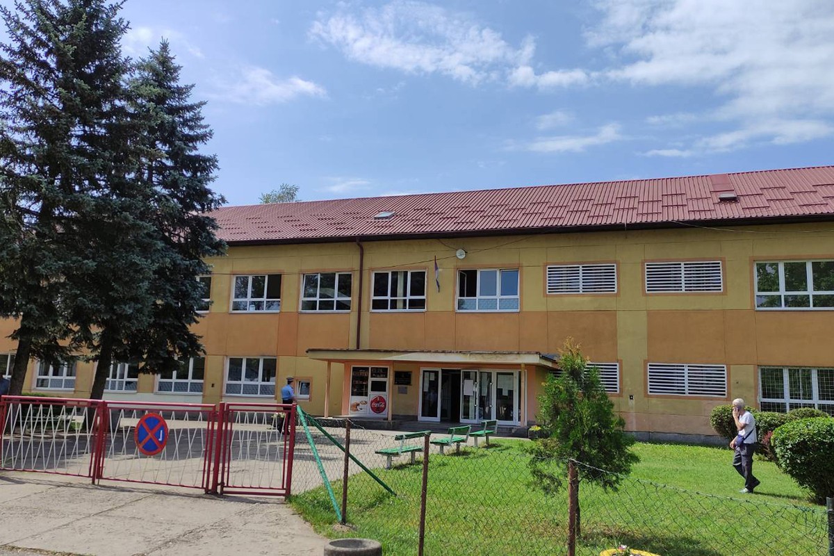 Ispred Tehnološke škole u Banjaluci samo policija, djeca poslata kući