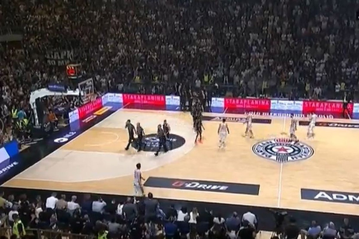 Prekinut meč Zvezde i Partizana, jedan od sudija pogođen sa tribina
