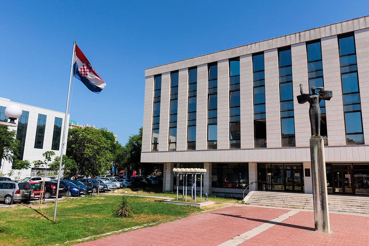 Policija: Lažna dojava o bombi na sudu u Splitu