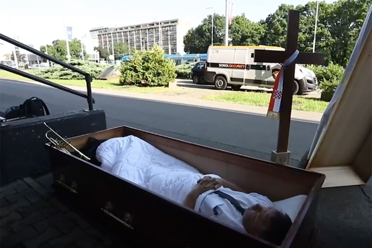 Pogrebnik leži u sanduku poput pokojnika i štrajkuje glađu