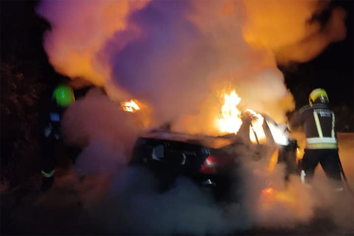 Požar uništio mercedes kod Banjaluke