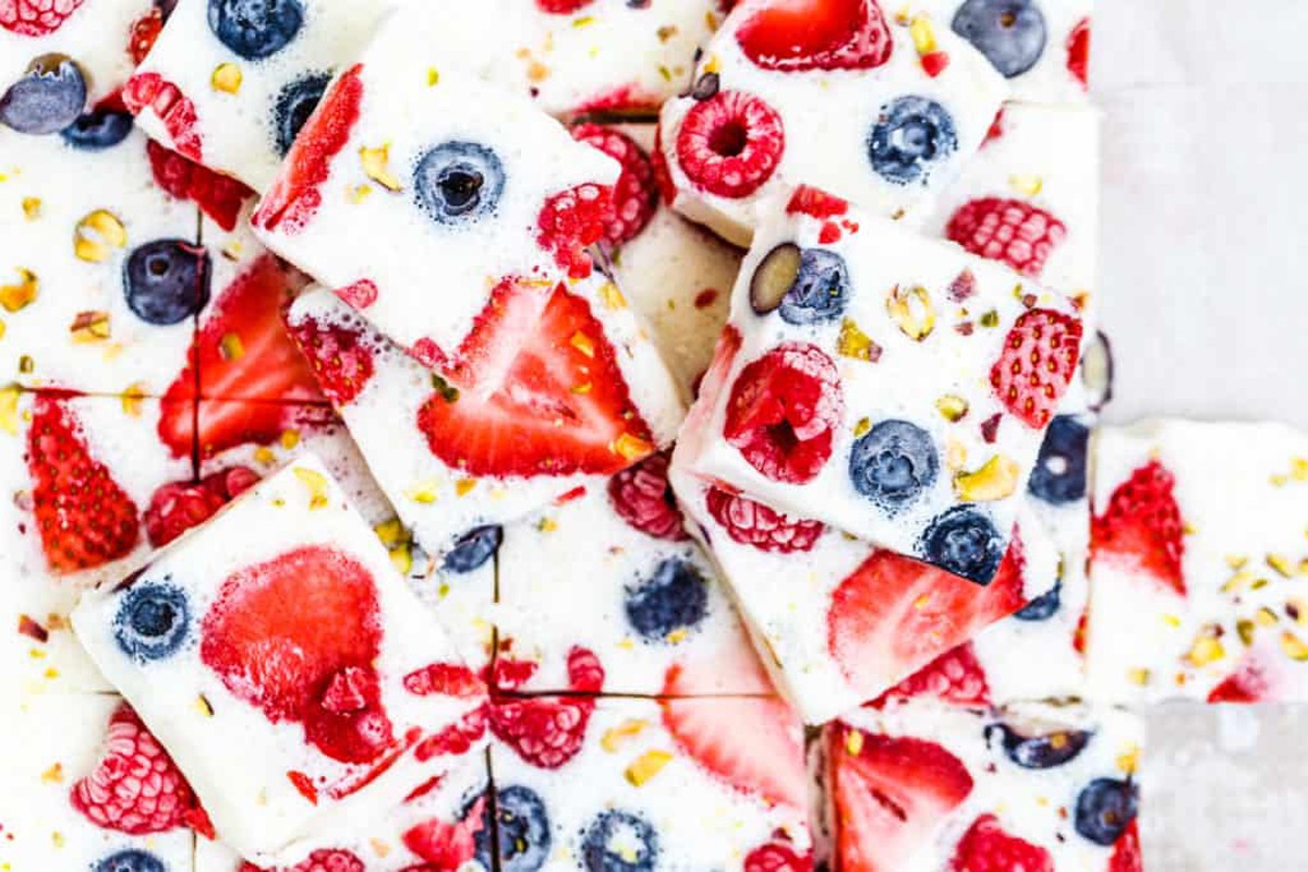 Jogurt pločice s voćem i granolom idealan ljetni snack