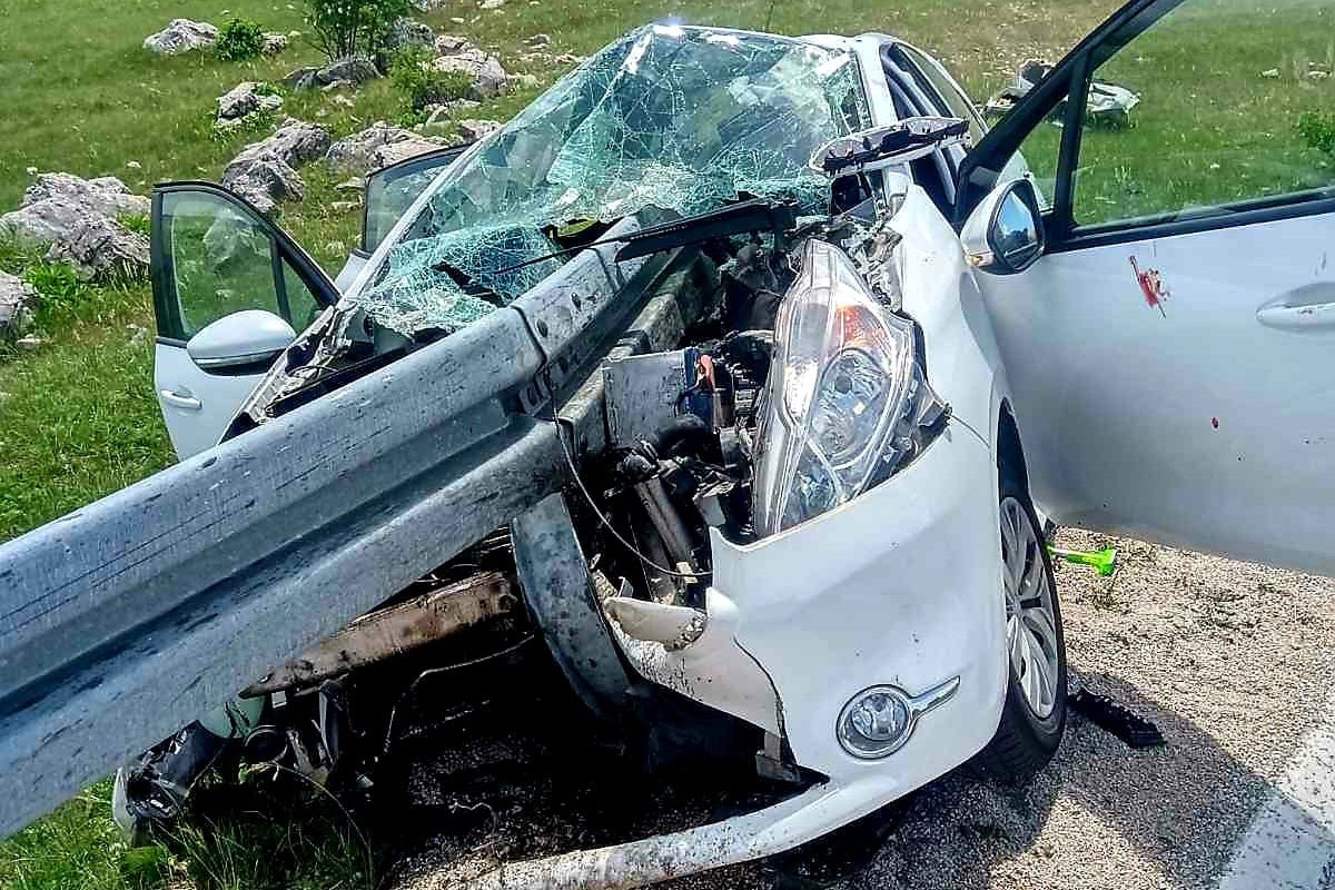 Teška nezgoda na putu Gacko-Bileća: Vatrogasci izvlačili povrijeđene