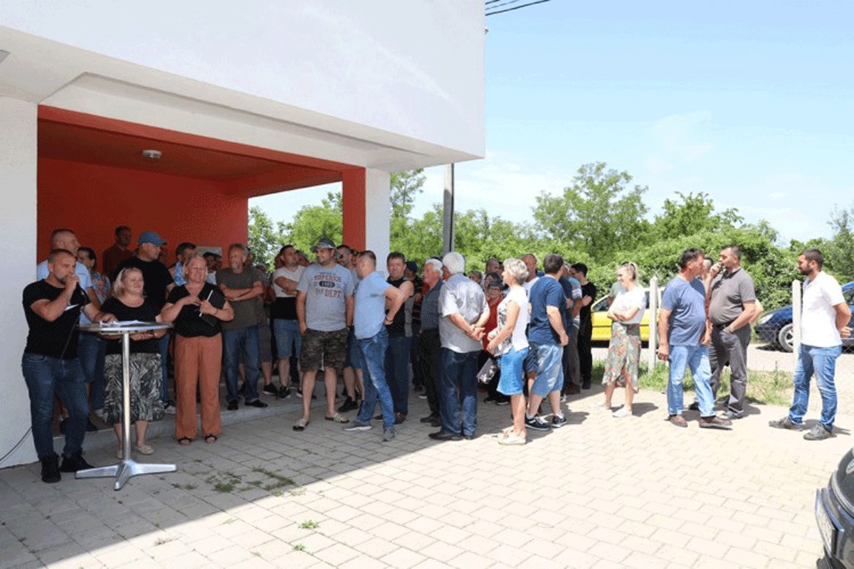 Nadležni se izvinjavaju dok mještani Donjih Kola sakupljaju kišnicu