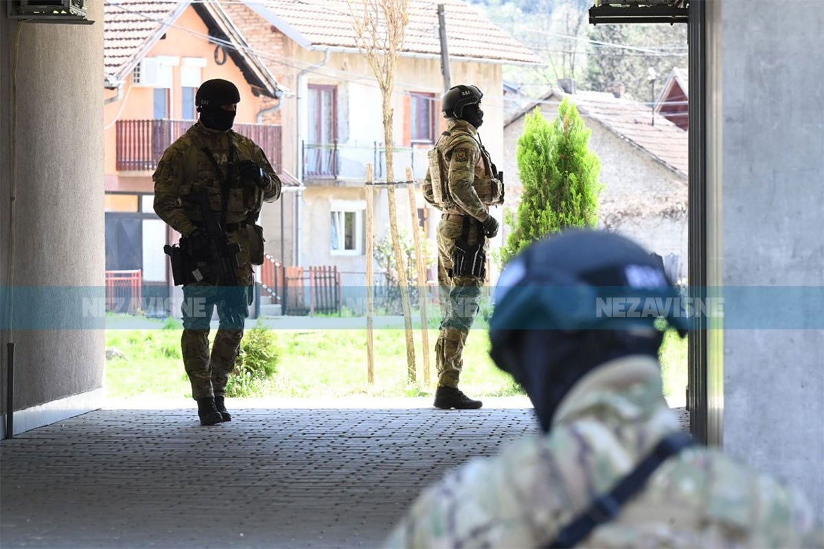 Deset osumnjičenih za organizovani šverc droge i oružja