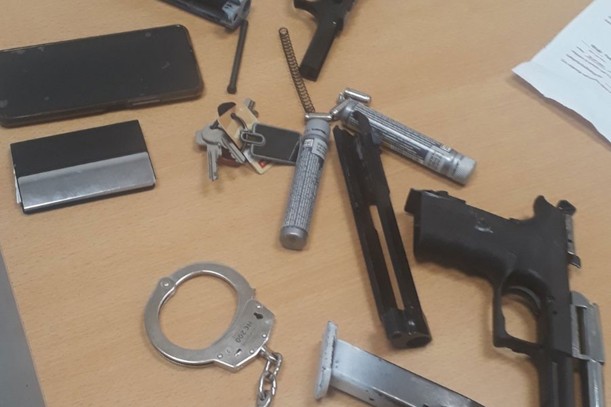 Kod Banjalučanina pronađeni plinski pištolji, dva kilograma tableta i pečati