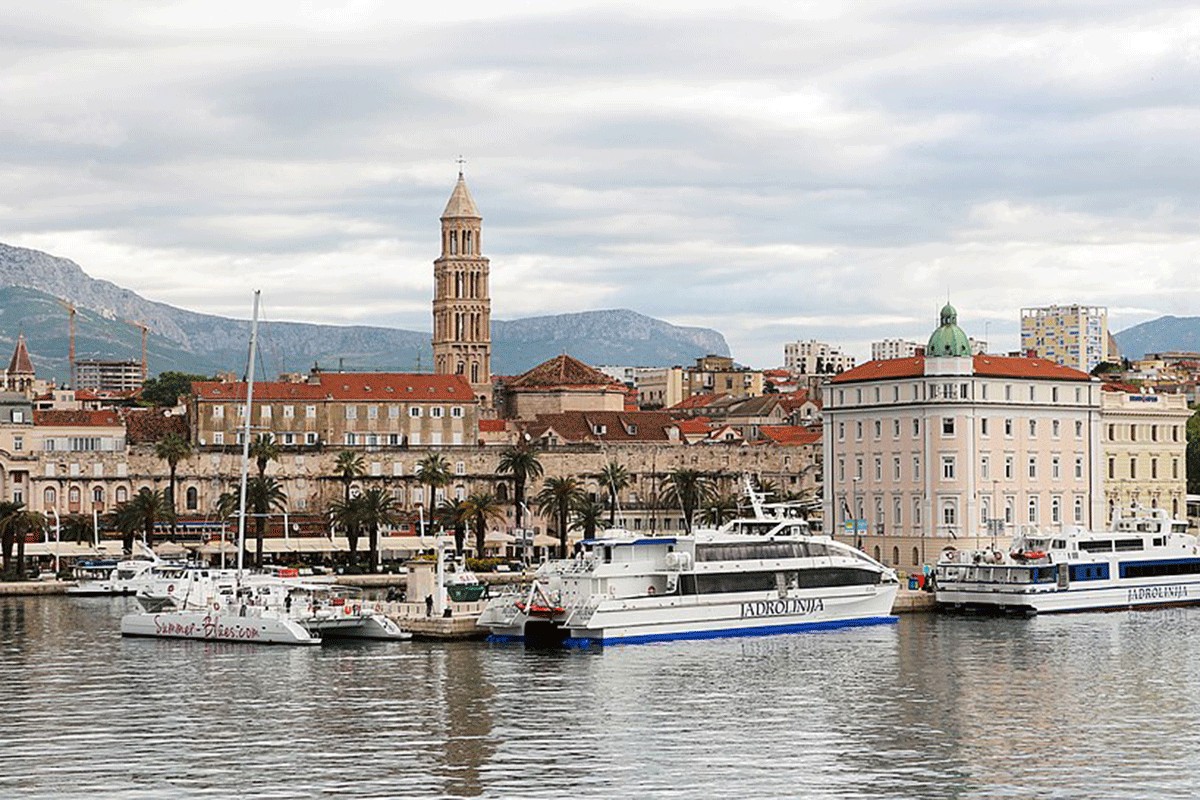 Oštre osude zbog ponašanja turista na Jadranu: Prepustili se strastima u centru Splita