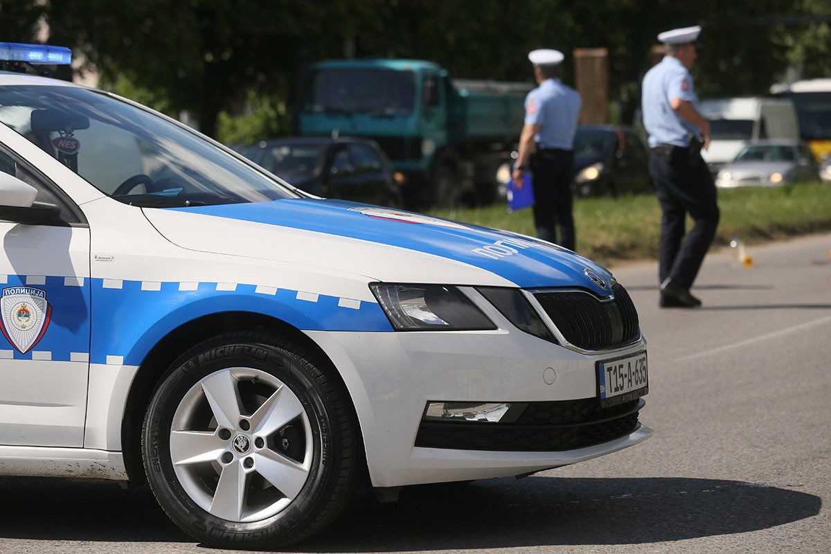 Djevojčicu udario auto kada je pretrčavala ulicu pri izlasku iz autobusa