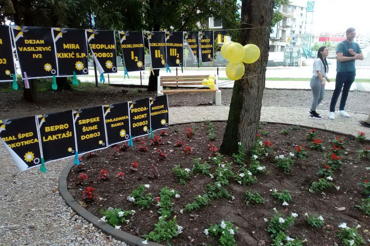 Maturanti uzeli lopate u ruke i izgradili park