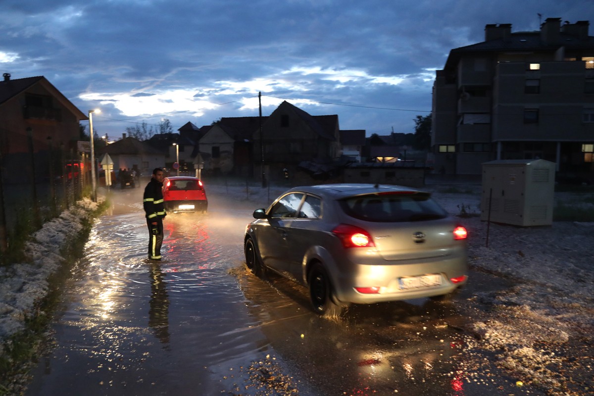 Olujno nevrijeme na sjeveru Hrvatske, vatrogasci uklanjali stabla