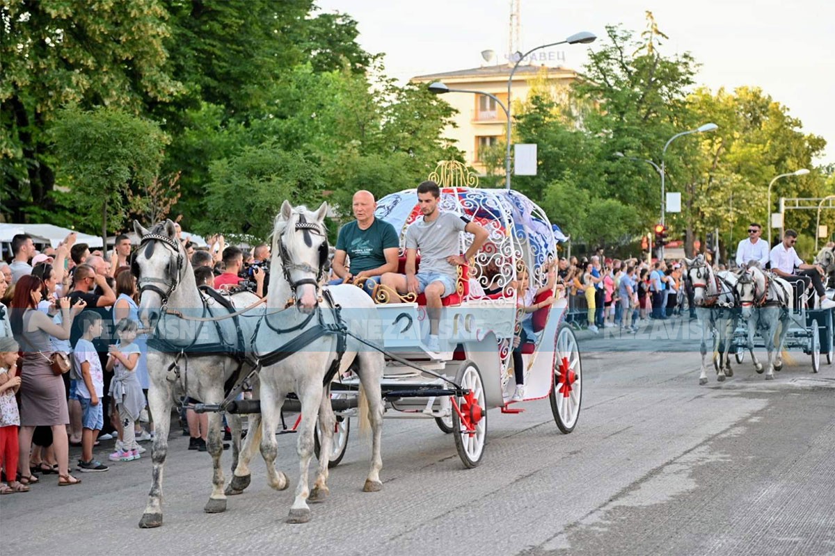Defileom kočija i konjanika u centru Banjaluke obilježeni Duhovi