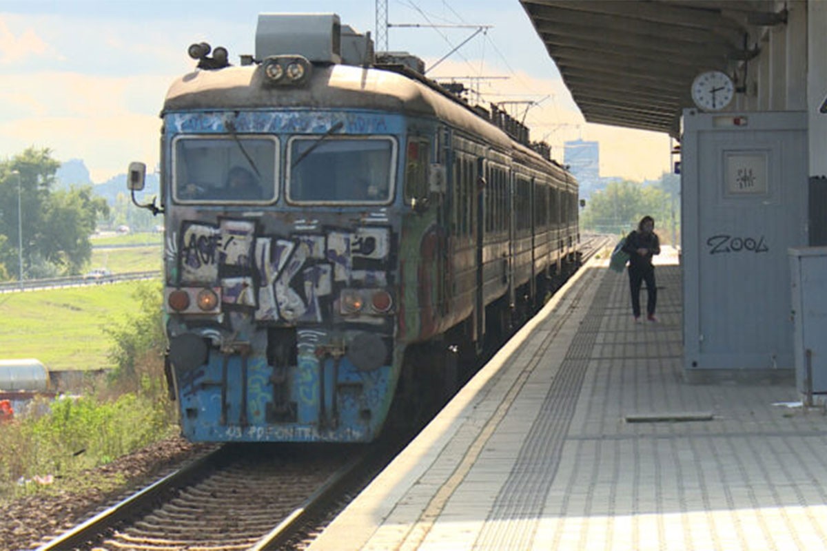 Razbijeno staklo na prozoru i vratima "BG voza"