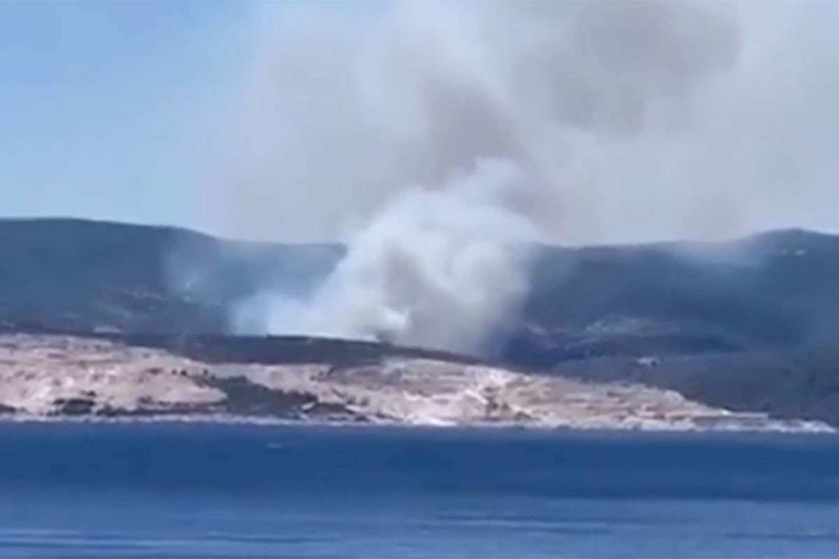 Veliki požar u blizini kuća na Braču, gasi ga i kanader