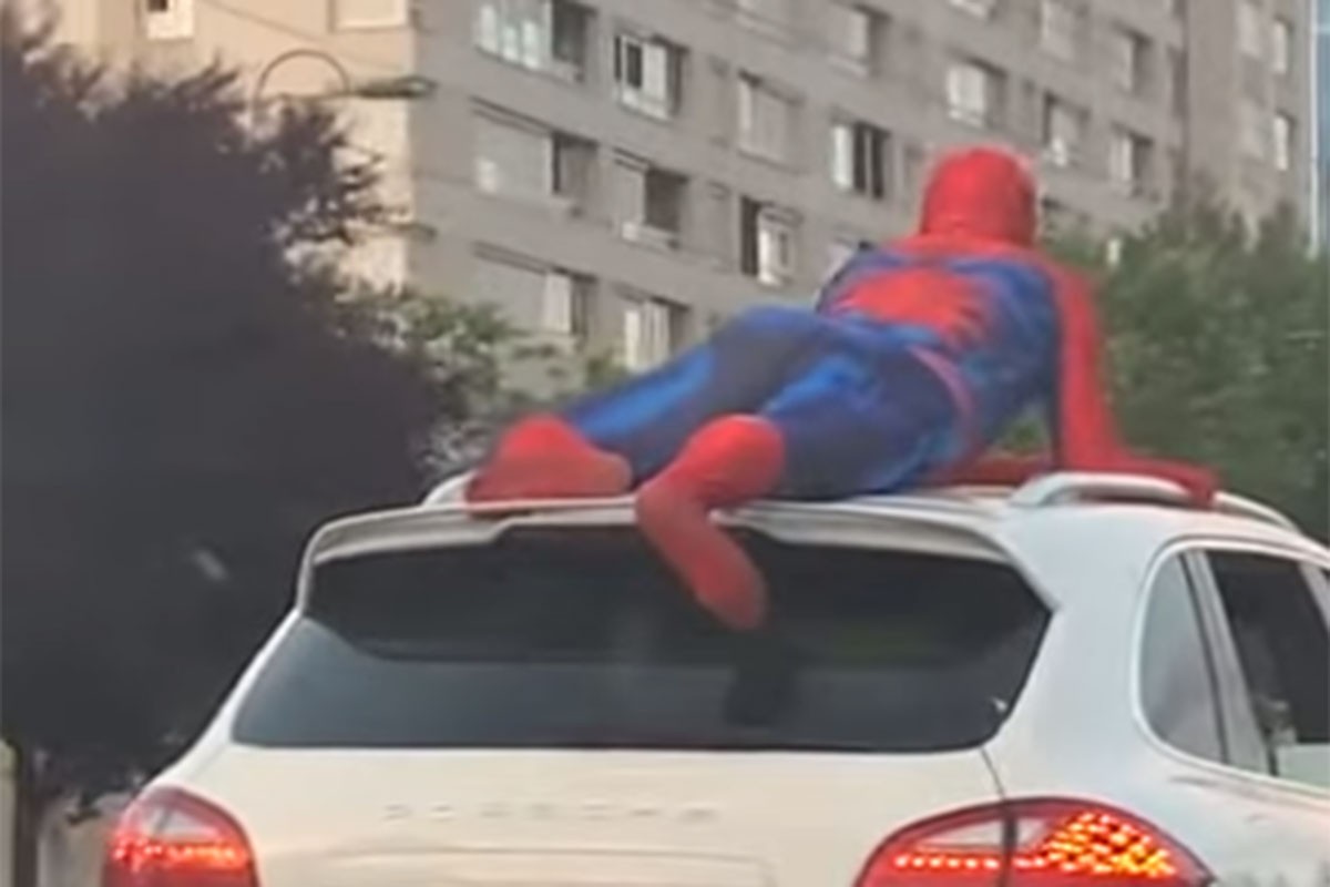 Provezao "Spajdermena" na krovu terenca sarajevskom ulicom