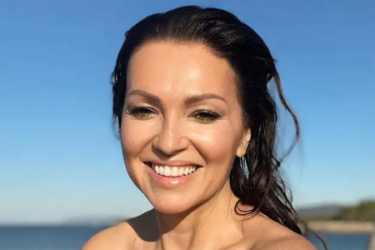 Nina Badrić nasmijana na plaži, kolege je hvale