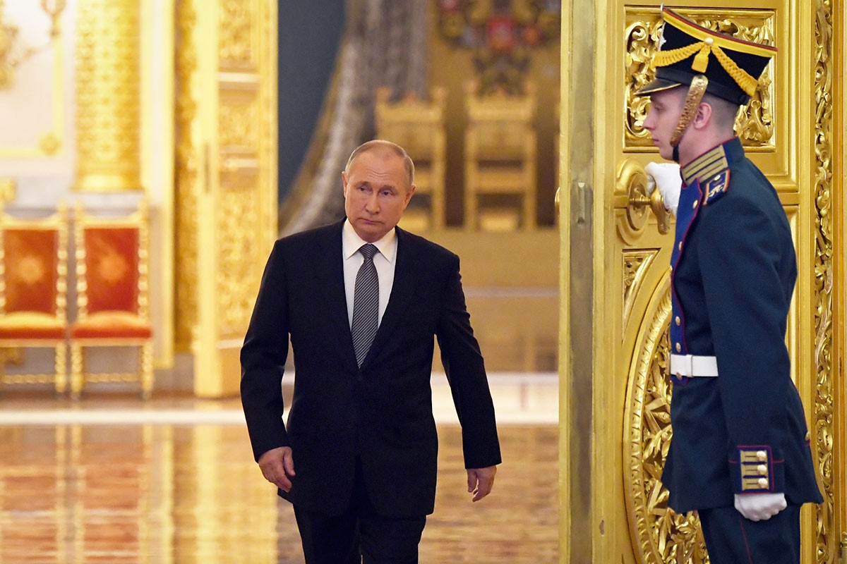 Koliko ljudi ide sa Putinom u toalet