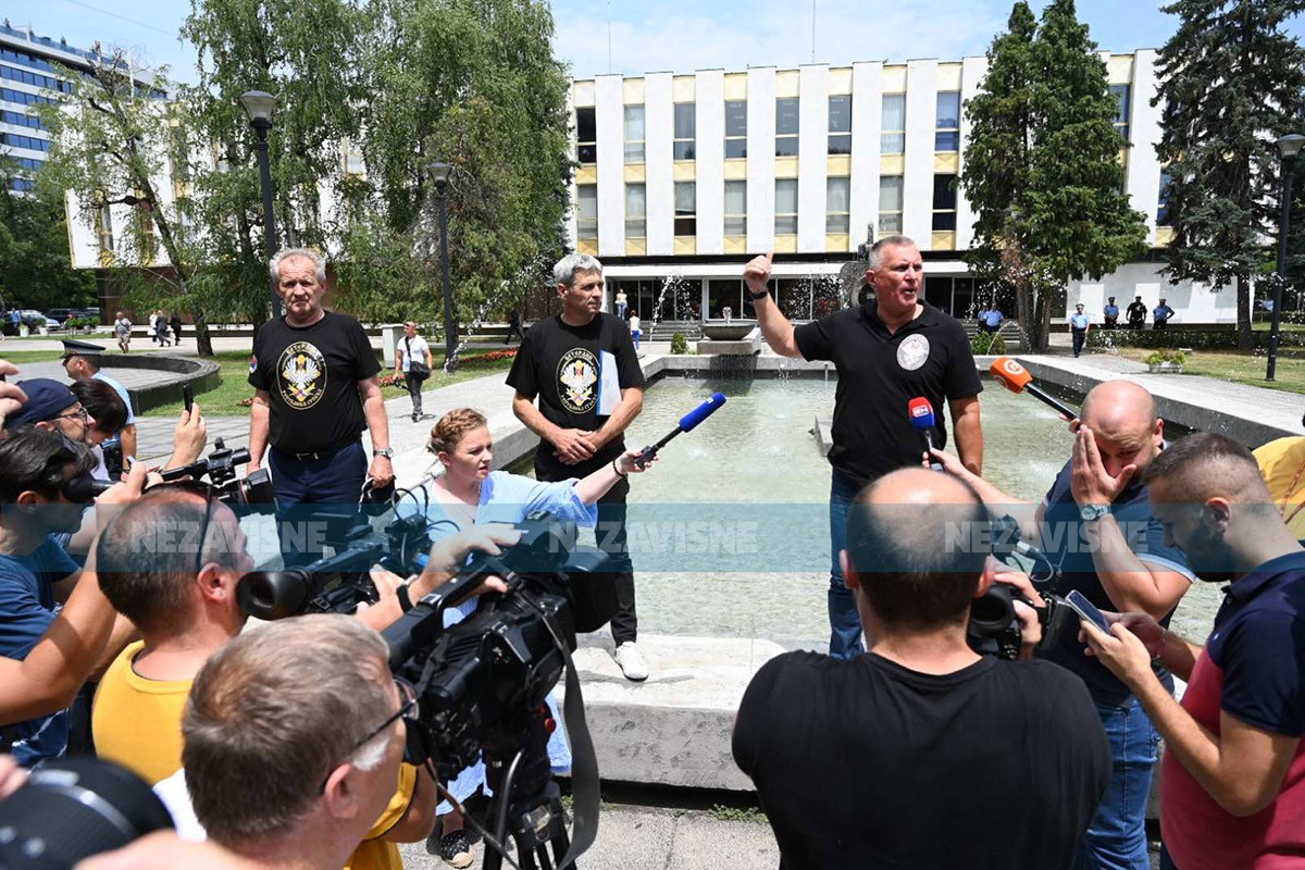Veterani ispred NS RS: Tražili od poslanika da izađu i razgovaraju