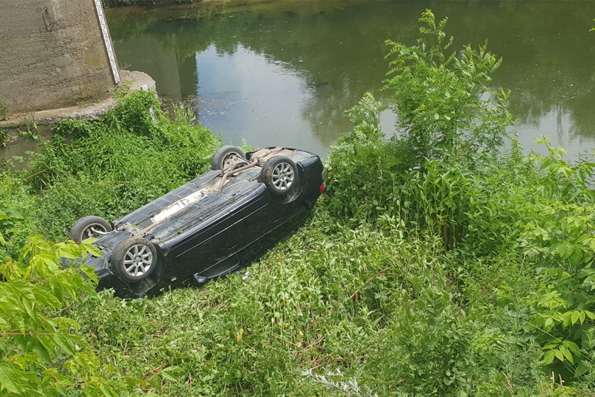 Automobil sletio u korito rijeke, povrijeđena jedna osoba