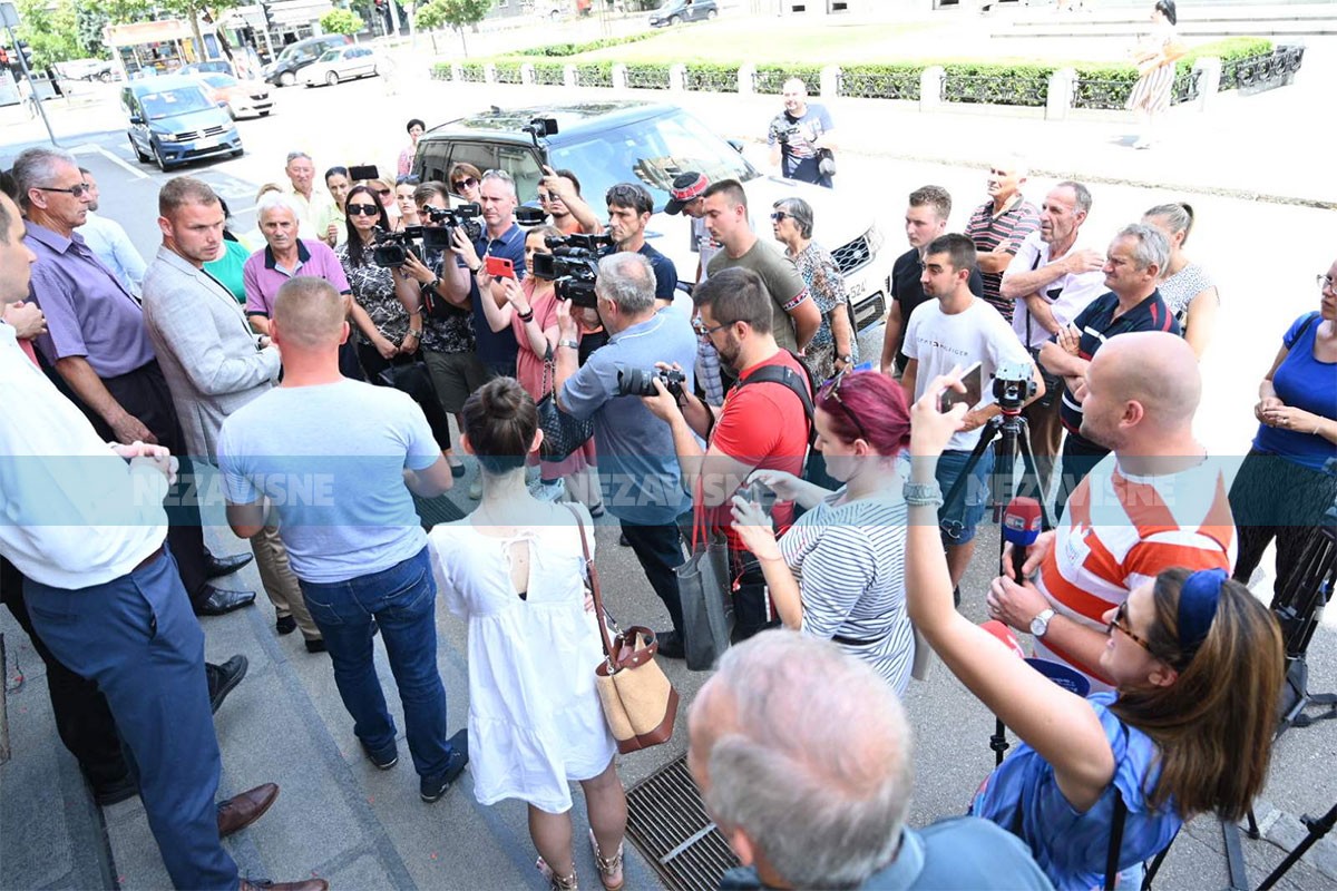 Protest mještana Donjih Kola: "Plaćamo vodu, a nemamo je"