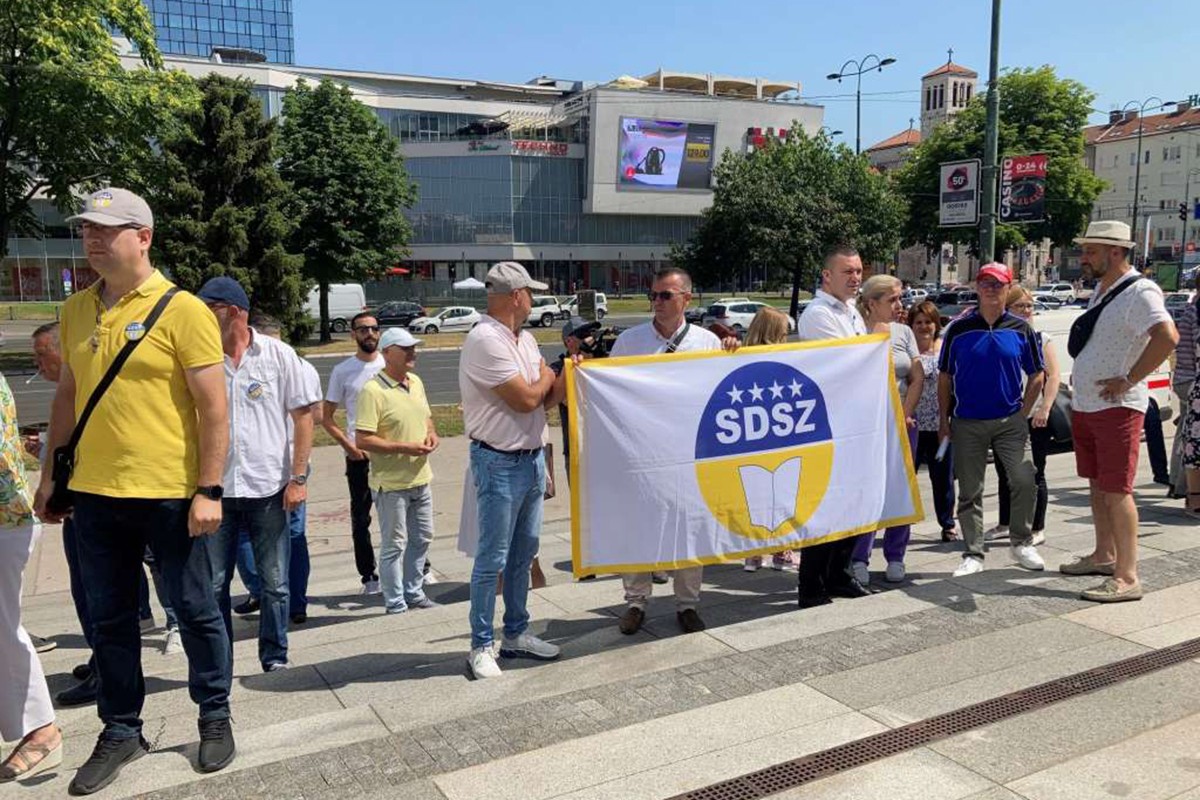 "Poistovjećuju nas sa ministrima, a borimo se za golu egzistenciju"