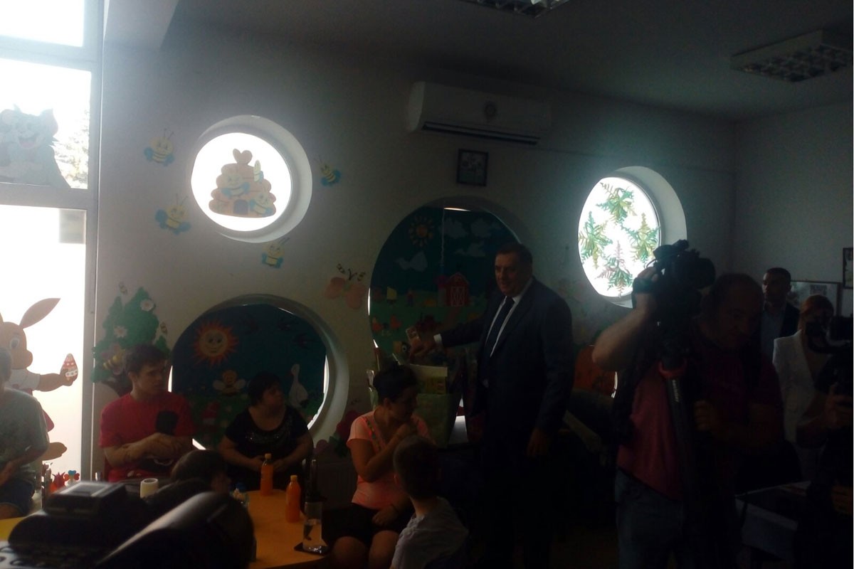 Dodik svoju novčanu nagradu dao Udruženju roditelja  djece s poteškoćama