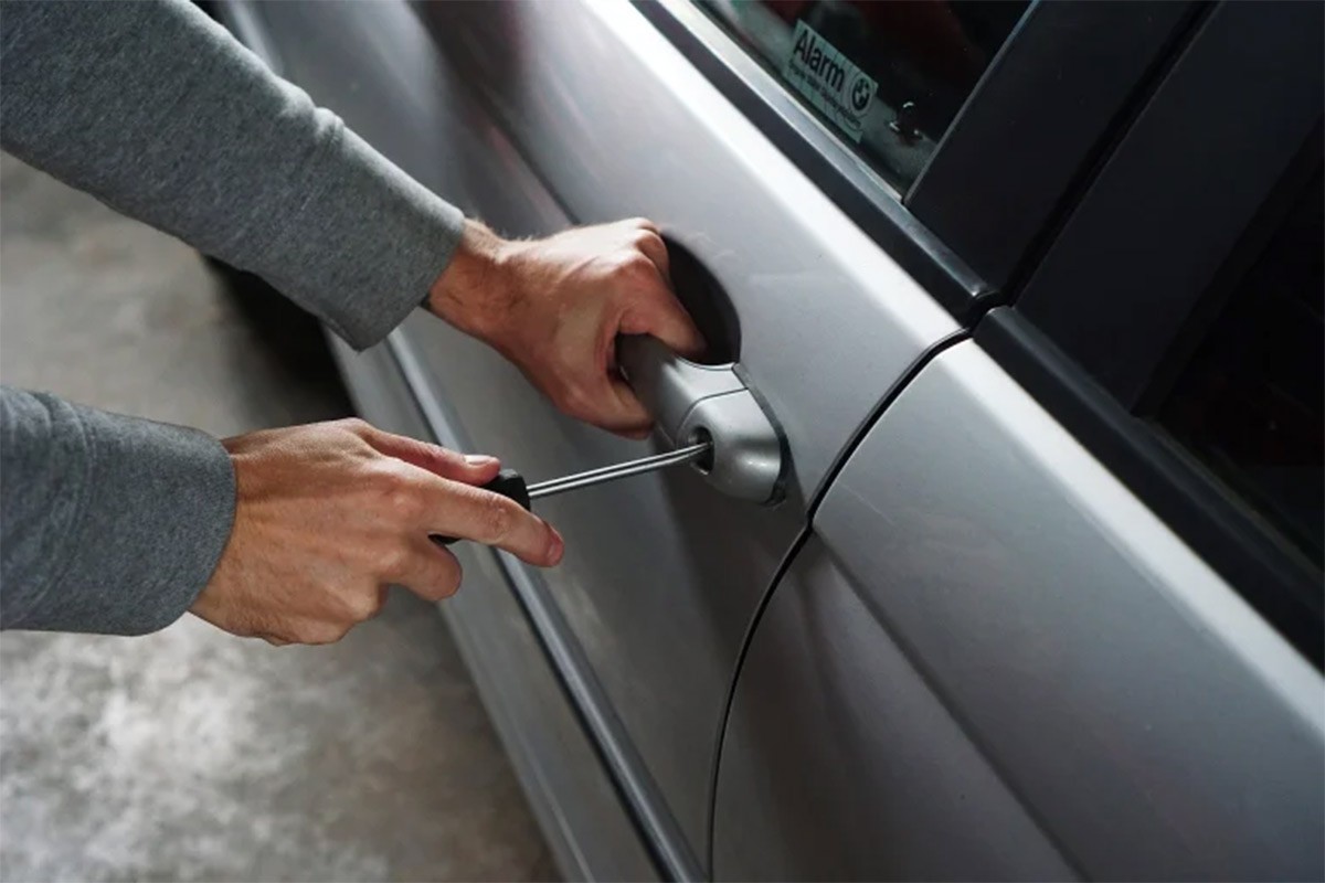 Dječak preminuo u automobilu, baka ga zaboravila
