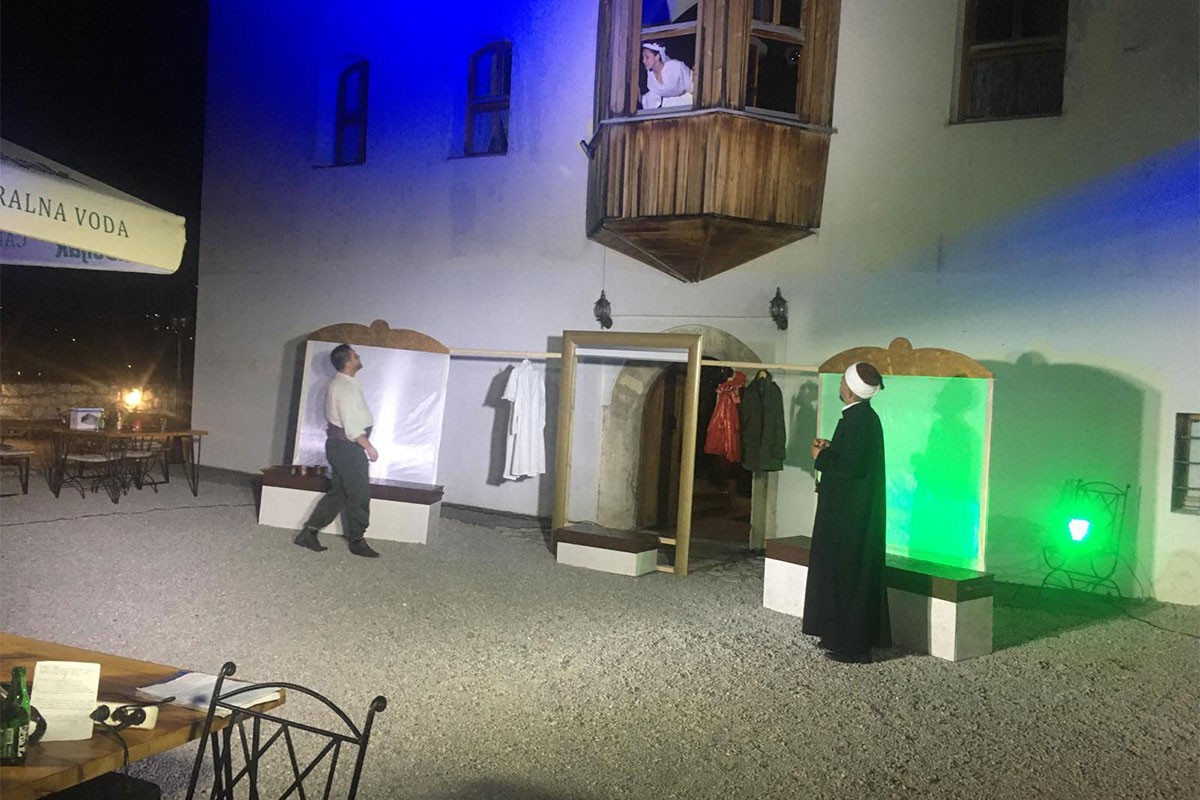 Na gradačačkoj kuli premijera predstave "Zemlja koja diše"