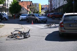 Vozilom udario dvojicu biciklista