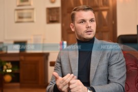 Na Stanivukovića nasrnula djevojka, on poručio da joj ne zamjeri