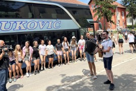 KUD Doboj proslavio prvu nagradu: Izašli iz autobusa pa zaigrali ...