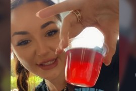 Devojka pobijedila strah od letenja, potrebni su samo žele i maramica
