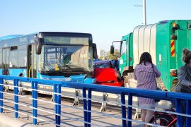 Saobraćajna nezgoda u Zagrebu, auto zgnječen između kamiona i ...