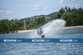 Adrenalinsko skijanje na vodi i odmor u srcu prirode na jezeru Šljivno ...