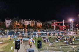 Kupanje na "Aquani" tokom tropske noći u četvrtak