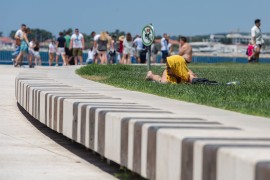 Turistička zajednica poručila turistima da kupaće nose svugdje osim ...