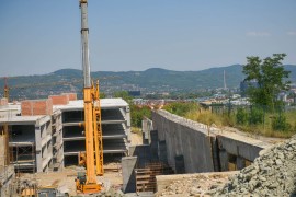 UKC RS: Pukotina oko zida sanirana, Gradska uprava: Mjere samo ...
