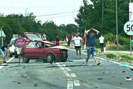 Žestok sudar: Automobil smrskan, kamion sletio s puta