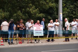 Lideri stranaka na sastanku sa Šmitom, građani pred zgradom
