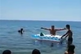 Sveštenik služio misu u kupaćim gaćama, oltar mu bio dušek