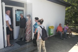 Pacijenti sa simptomima kovida satima čekaju na pregled