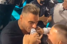 Pocijepao majicu Darku Laziću na slavlju, evo kako je pjevač reagovao