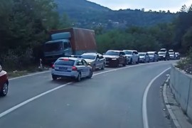 Građani blokirali Jarinje i Brnjak, saobraćaj zabranjen i preko mosta ...