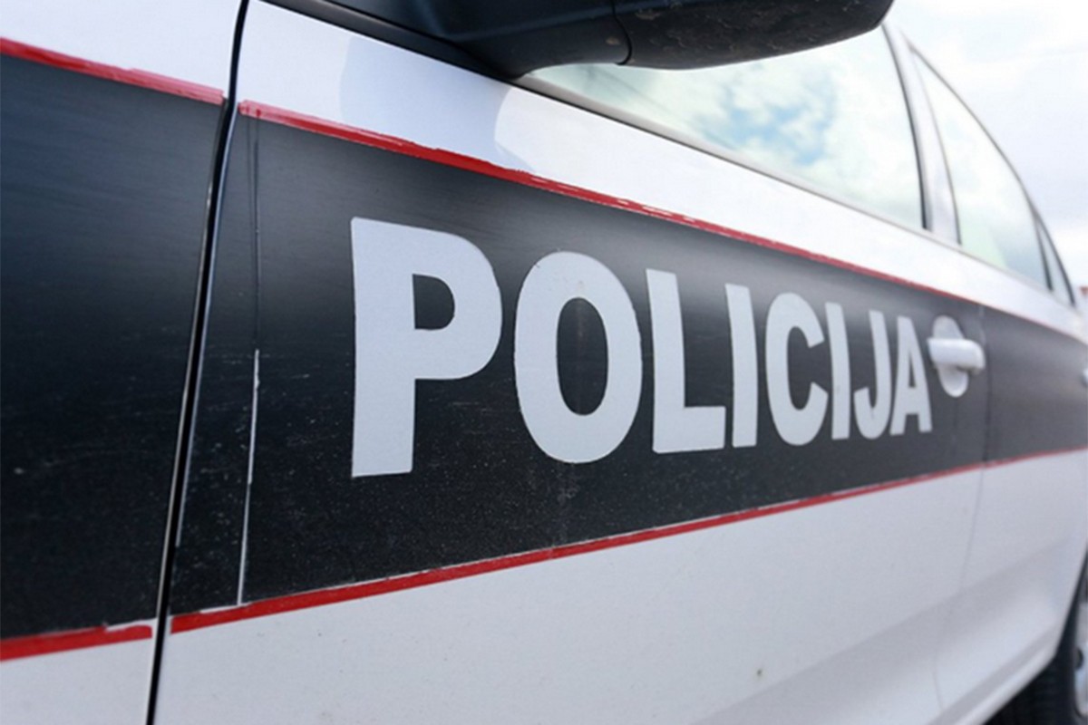 Sudar šlepera i automobila na prevoju Komar, ima povrijeđenih