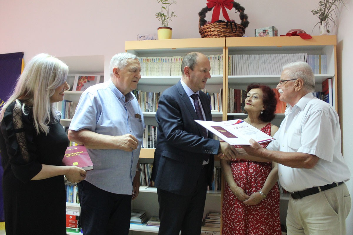 Hercegovački književnici uručili plaketu Luki Petroviću