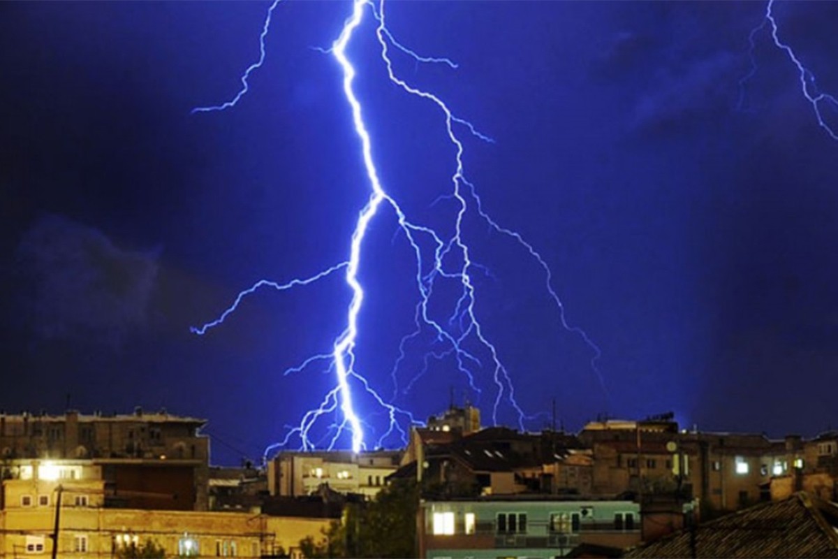 Grom zapalio kuću i šumu