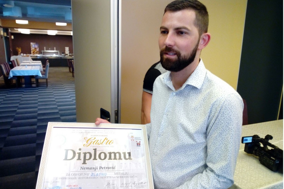 Pana kota sa kefirom iz Doboja okićena zlatom