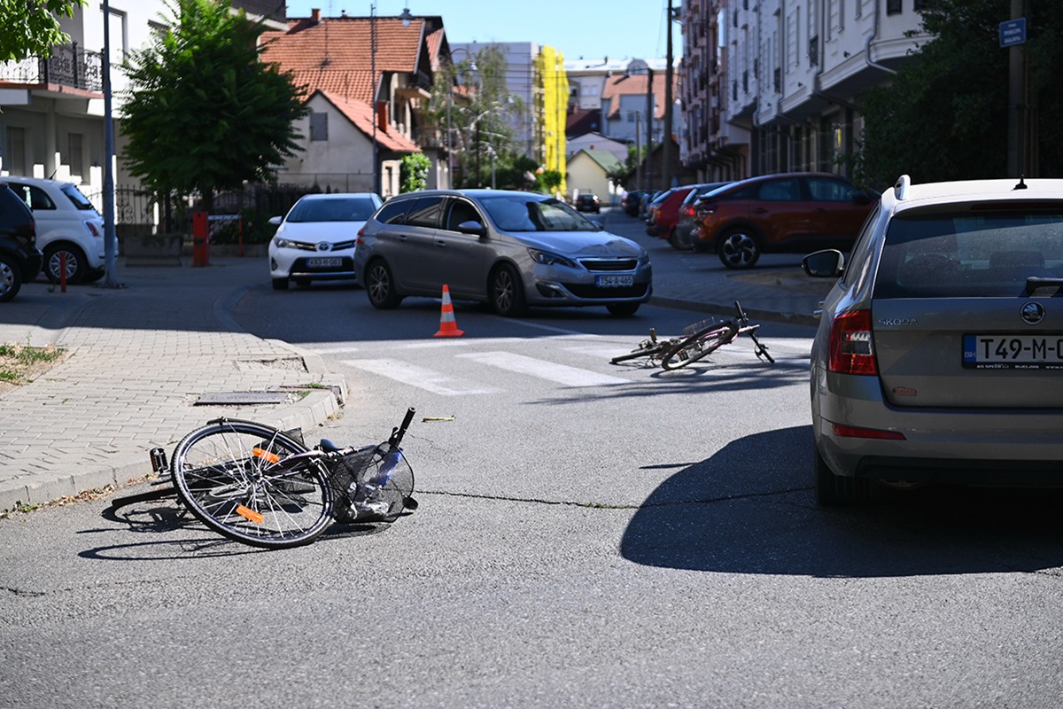 Vozilom udario dvojicu biciklista