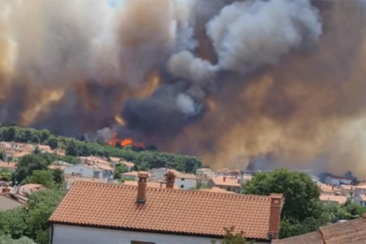 Buknuo veliki požar u Puli: Izgorjelo više kuća, dio grada bez struje
