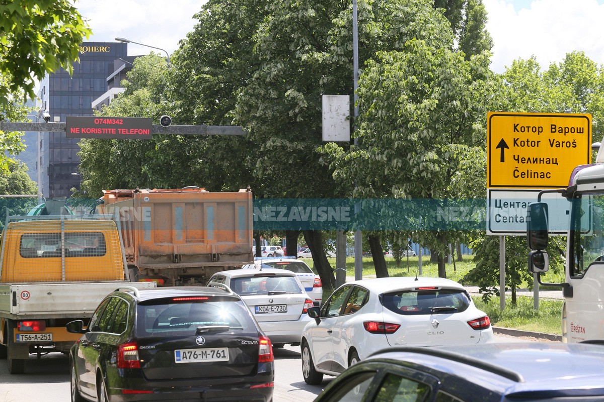 Sve više vozača bez vezanog pojasa i sa telefonom u rukama